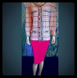 ST. JOHN COLLECTION 2 Piece Suit
SZ 10 Fringe Knit